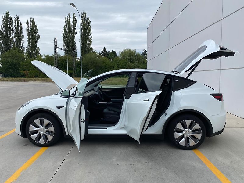 Tesla Model Y (2023) LR Long Range 2023 - fotka 4 z 23