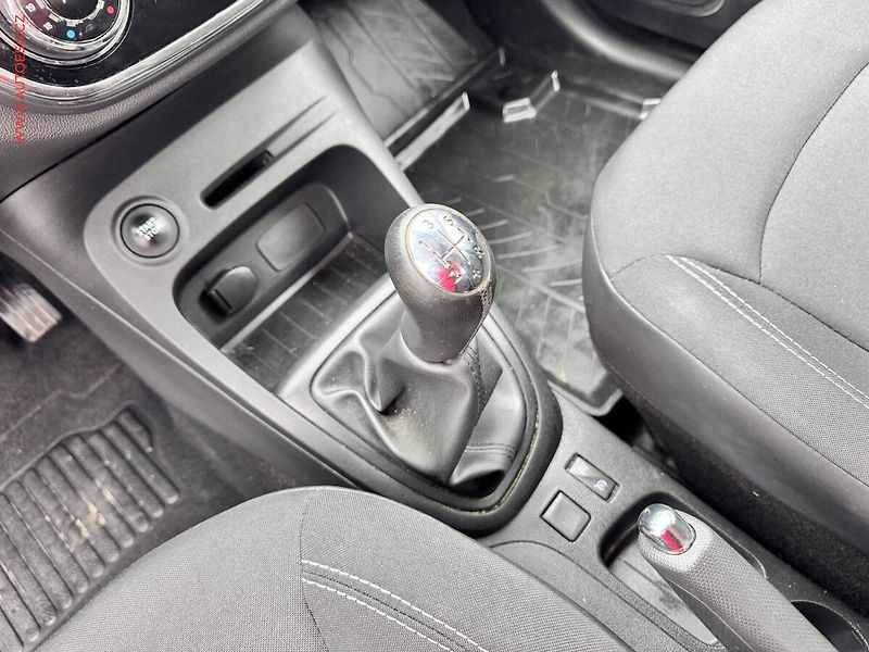 Renault Captur (2017) 0.9 TCe, ČR, AC, TZ, park - fotka 14 z 16
