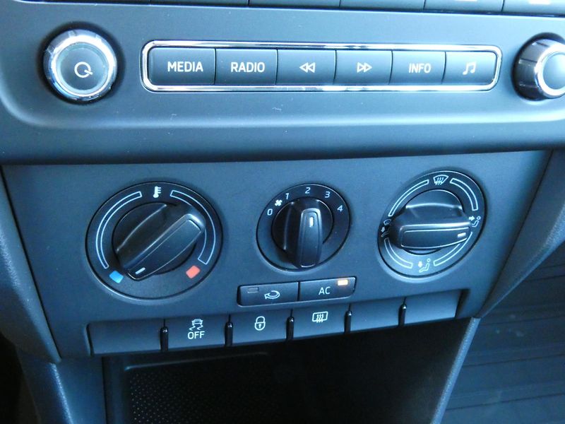 Škoda Rapid AmbitionPlus Fresh 1,2 TSI /63 - fotka 28 z 29