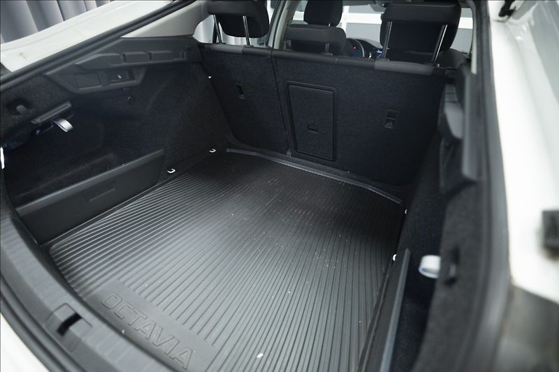 Škoda Octavia 2,0 TDI ČR KEYLESS VÝHŘEV ČR - fotka 37 z 39
