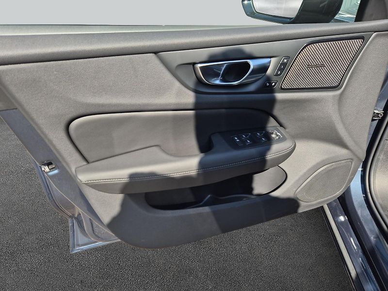 Volvo V60 B4 Plus Dark - fotka 15 z 15