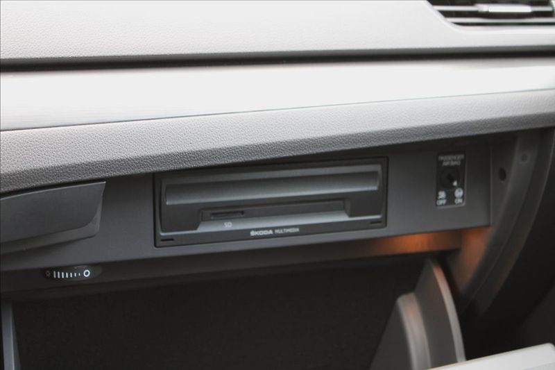 Škoda Superb 2.0 TDI/Style/4x4/DSG/140kW/CZ - fotka 30 z 40