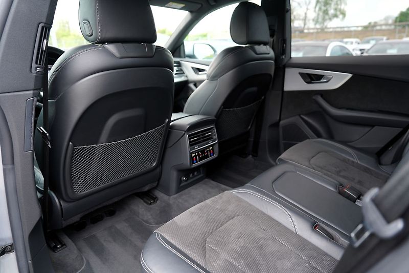 Audi Q8 55 TFSI Q/21kola/S-line/B&O - fotka 33 z 44