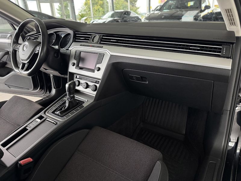 Volkswagen Passat 1,6TDI DSG*ComfortLine*ACC*Nav - fotka 13 z 32