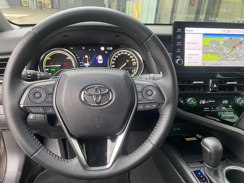 Toyota Camry 2,5 Hybrid Executive - fotka 6 z 30