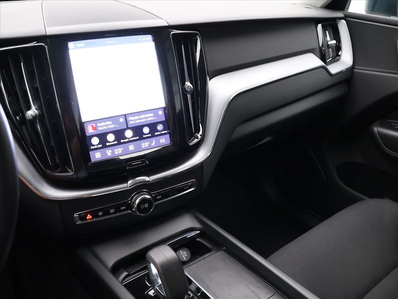 Volvo XC60 2,0 B4 145KW AWD MOMENTUM - fotka 25 z 40