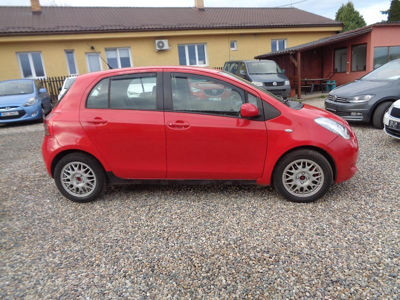 Toyota Yaris 1,3 Automat - fotka 3 z 12