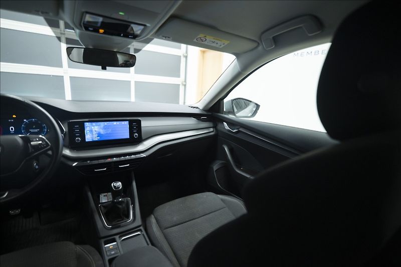 Škoda Octavia 2,0 TDI VÝHŘEV ČR 2x KOLA - fotka 14 z 35
