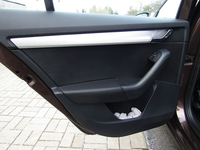 Škoda Octavia (2014) 1.6 TDI 77kW  ZIMNÍ KOLA - fotka 16 z 35