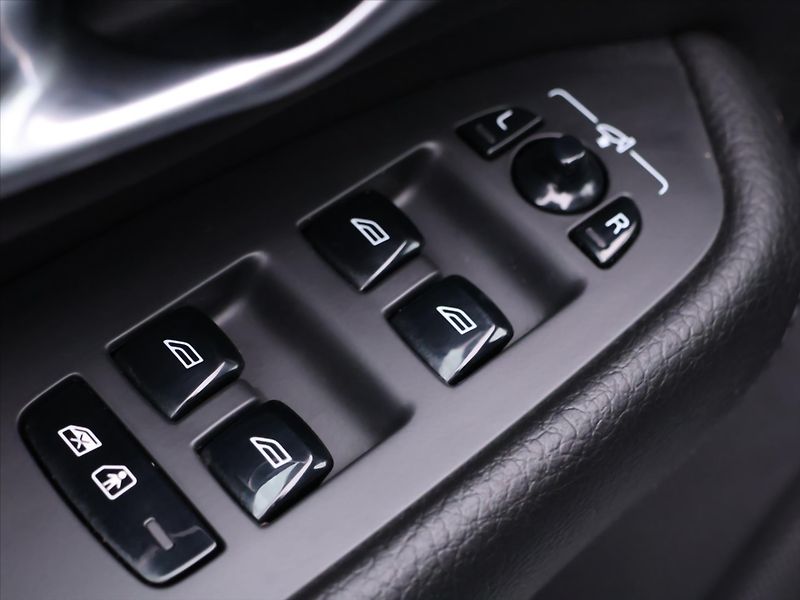 Volvo XC90 2,0 D5 173 kW AWD Momentum DPH - fotka 19 z 39