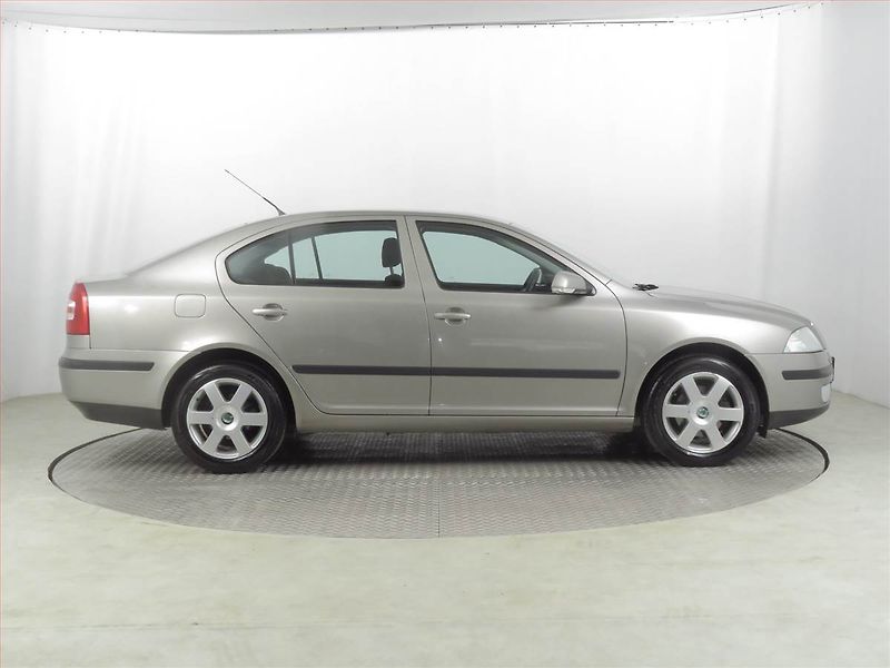 Škoda Octavia (2007) 1.6 - fotka 6 z 17