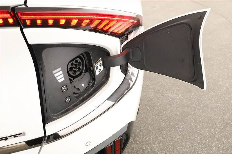 Kia EV6 (2023) GT AWD 77.4 kWh, SoH 99% - fotka 23 z 26