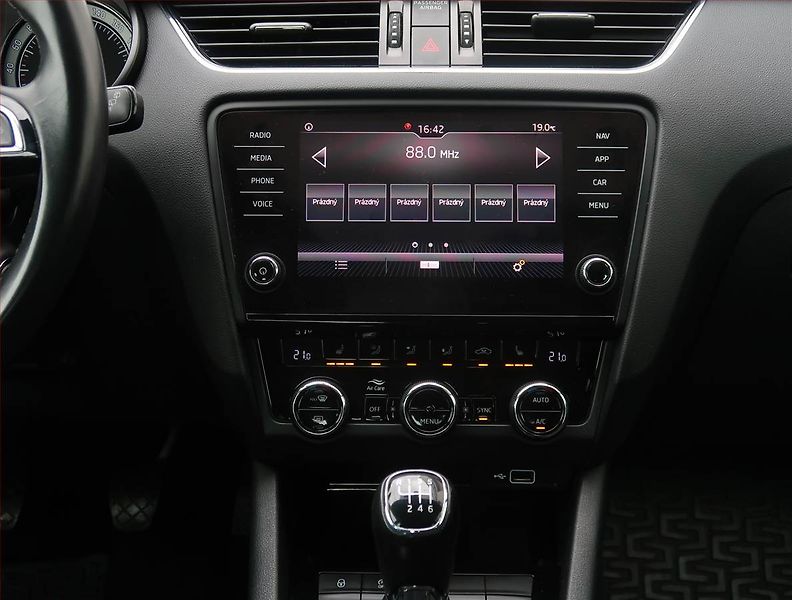 Škoda Octavia (2019) Style 1.5 TSI, Navi, Tempomat - fotka 12 z 18