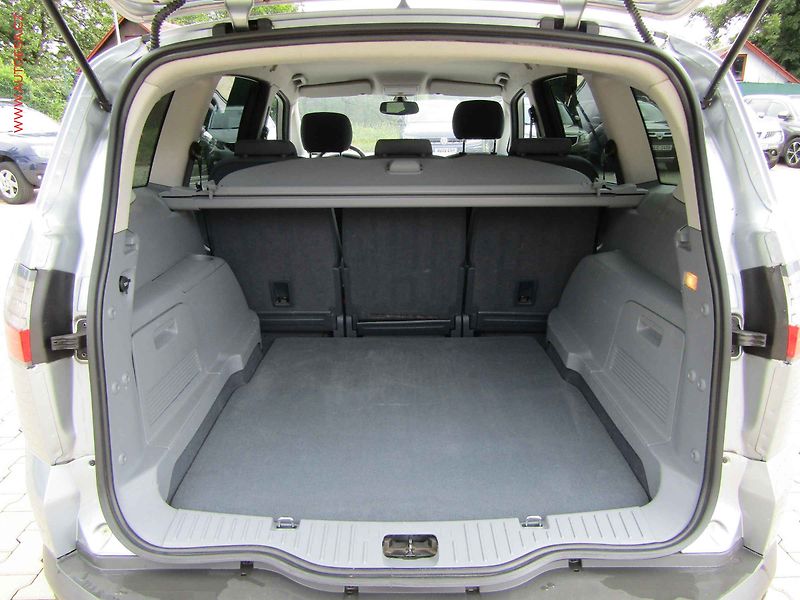 Ford S-MAX (2009) 2.2 TDCi, Navi, xenon - fotka 7 z 19