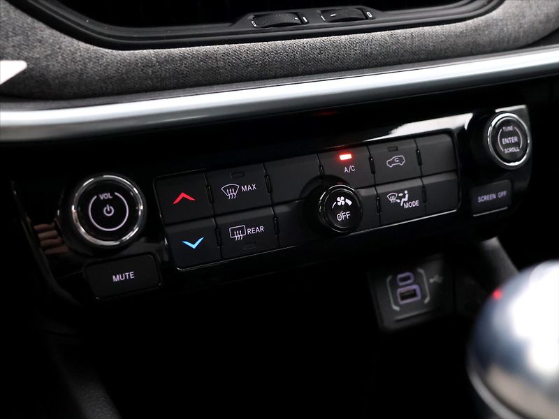Jeep Compass 1,3 MultiAir 96kW Night Eagle - fotka 28 z 40