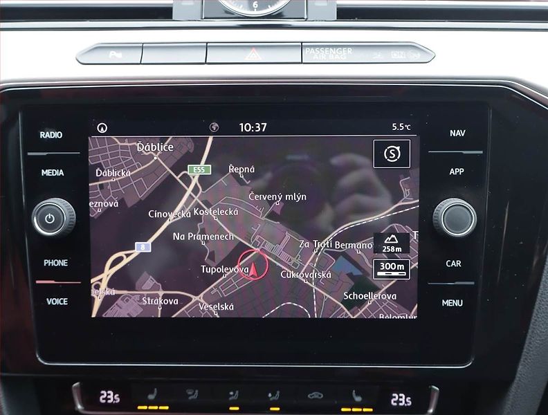 Volkswagen Passat (2017) Highline 2.0 TDI, Serv.kniha - fotka 13 z 20