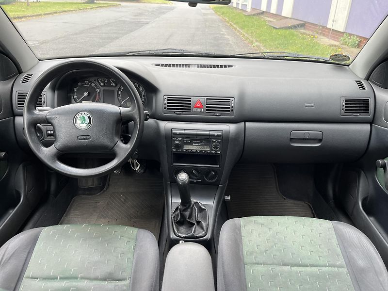 Škoda Octavia 1,6 MPi Ambiente/ servisní k. - fotka 24 z 28