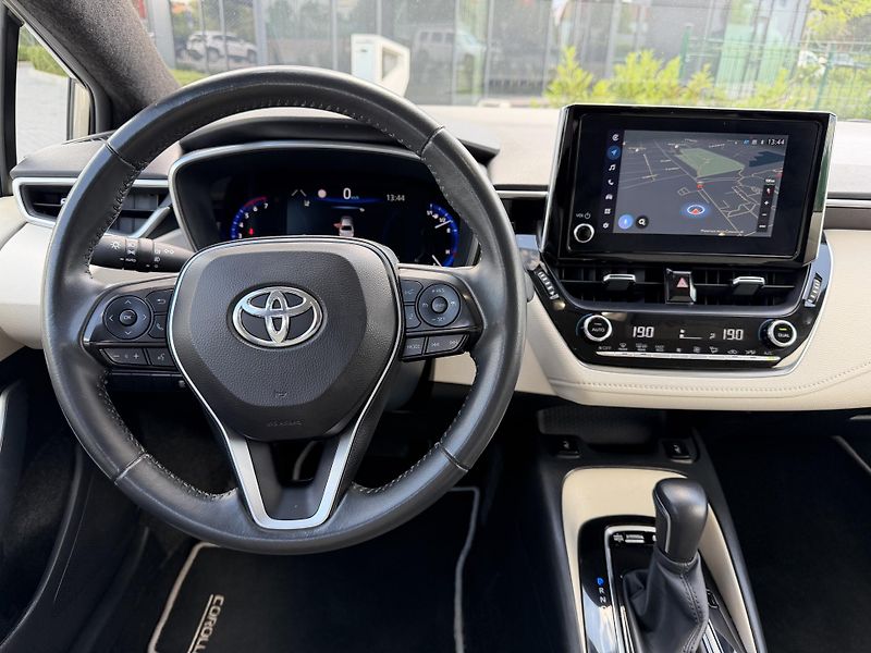 Toyota Corolla (2022) 1.8 90 kW hybrid / sedan - fotka 15 z 22