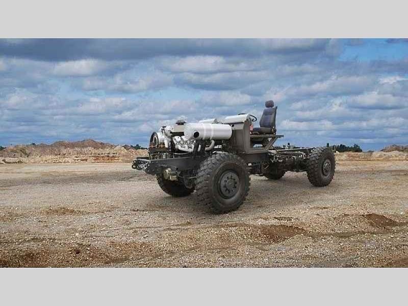 Tatra Force 8x8 – vozidlo pro přepravu potrubí.