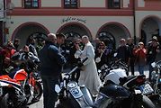 Třeboňské Masarykovo náměstí bylo motorkami doslova našlapané. Stovkám strojů požehnal tamní kaplan Jiří Kalaš.