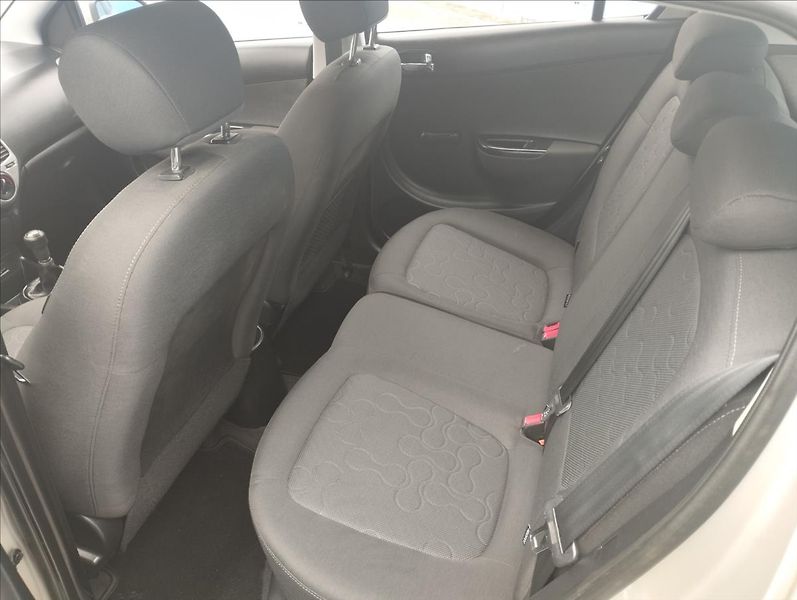 Hyundai i20 1,3 57 KW 1.MAjitelka ČR - fotka 10 z 15
