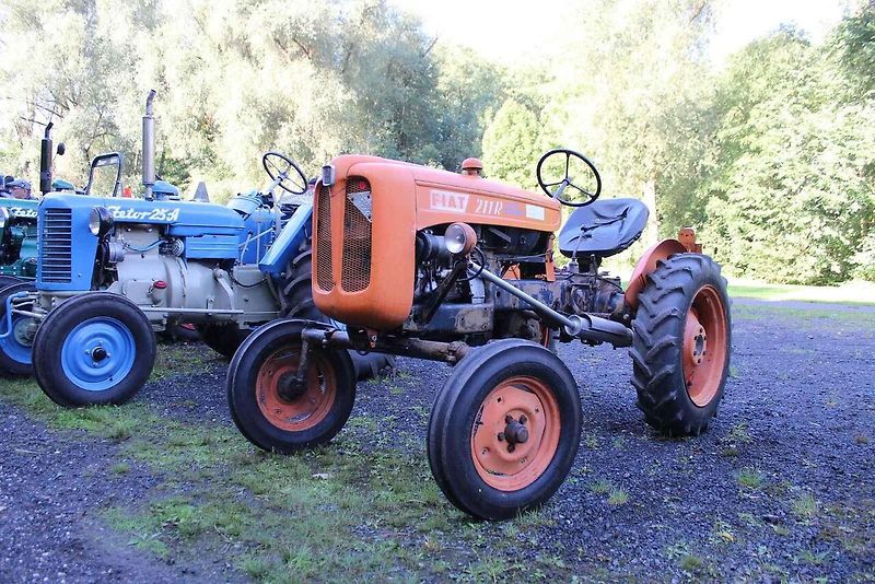 Traktory se poprvé na srazu představily v Budyni nad Ohří. Na snímku je historický asymetrický Farmall. Jeho majitel jej ukázal v plné parádě.