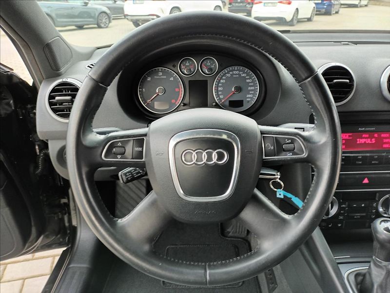 Audi A3 1,6 TDI,XENON,VÝHŘEV,  Sportba - fotka 12 z 33