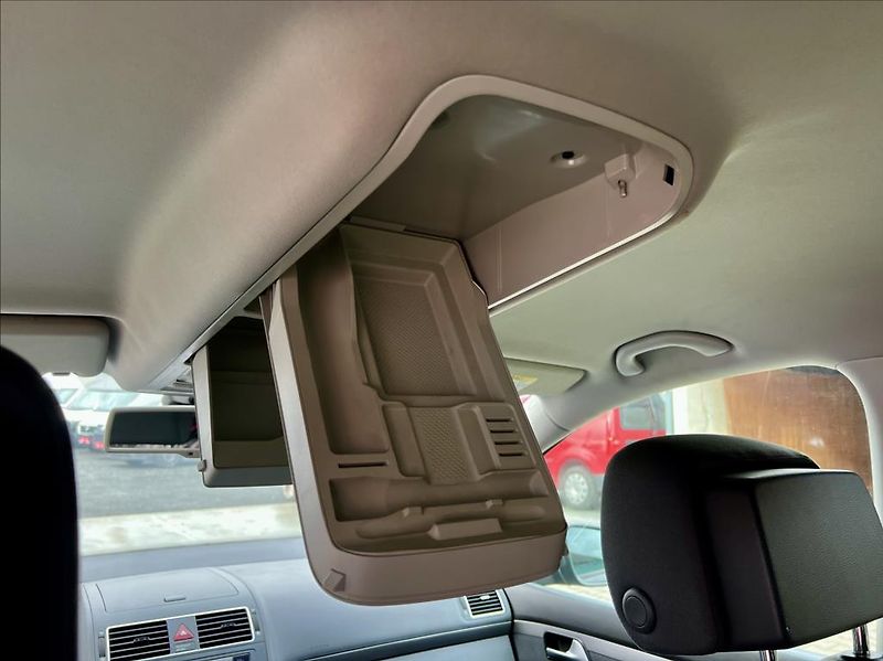 Volkswagen Touran 1,6 TDi / KLIMA / 7MÍST / DSG - fotka 25 z 39