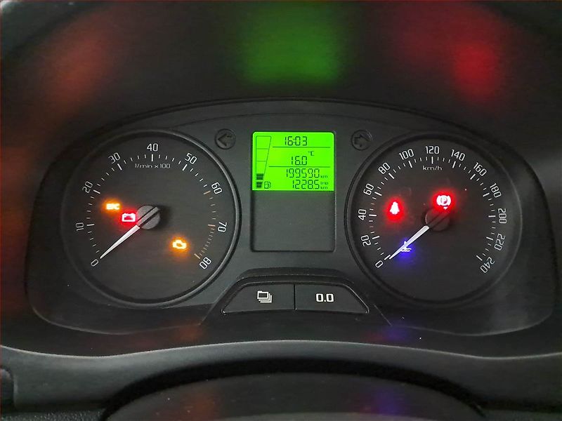 Škoda Fabia (2012) 1.2 12V, po STK, jezdí dobře - fotka 11 z 15