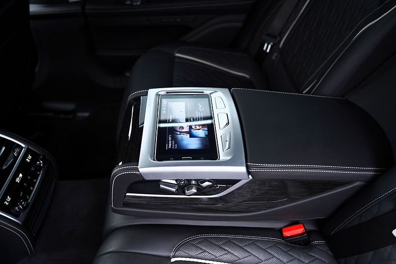 BMW Řada 7 740d xDrive/Laser/M paket/20/Č - fotka 36 z 50