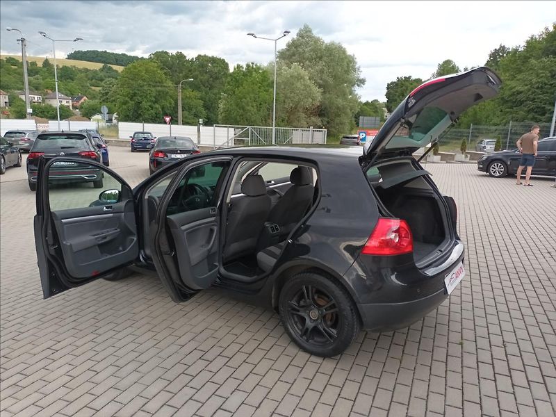 Volkswagen Golf 1,6 MPI,75KW,VÝHŘEV,DIGIKLIMA - fotka 10 z 39