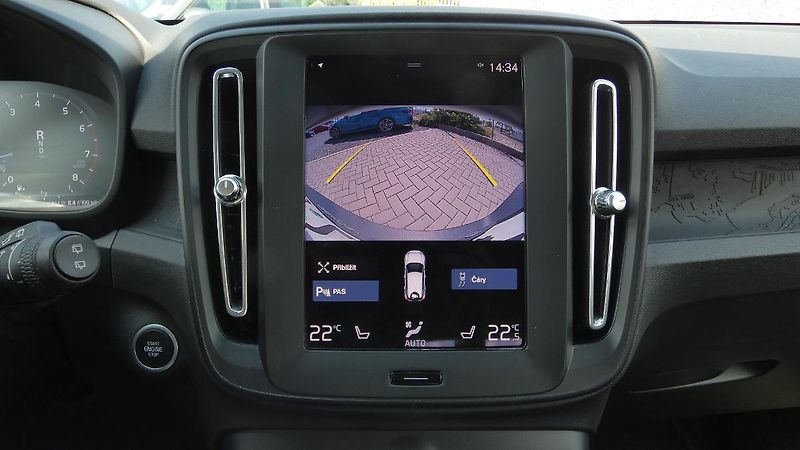 Volvo XC40 T2 FWD Momentum Core - fotka 14 z 22