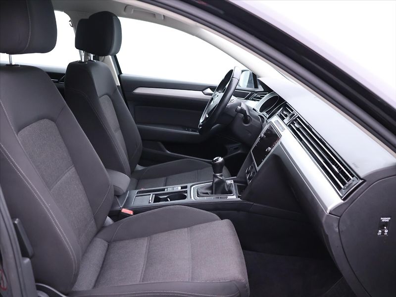 Volkswagen Passat 1,6 TDI Highline NAVI LED - fotka 11 z 25