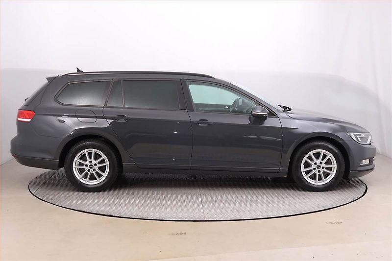 Volkswagen Passat (2018) 2.0 TDI, Automat, Navi - fotka 6 z 19