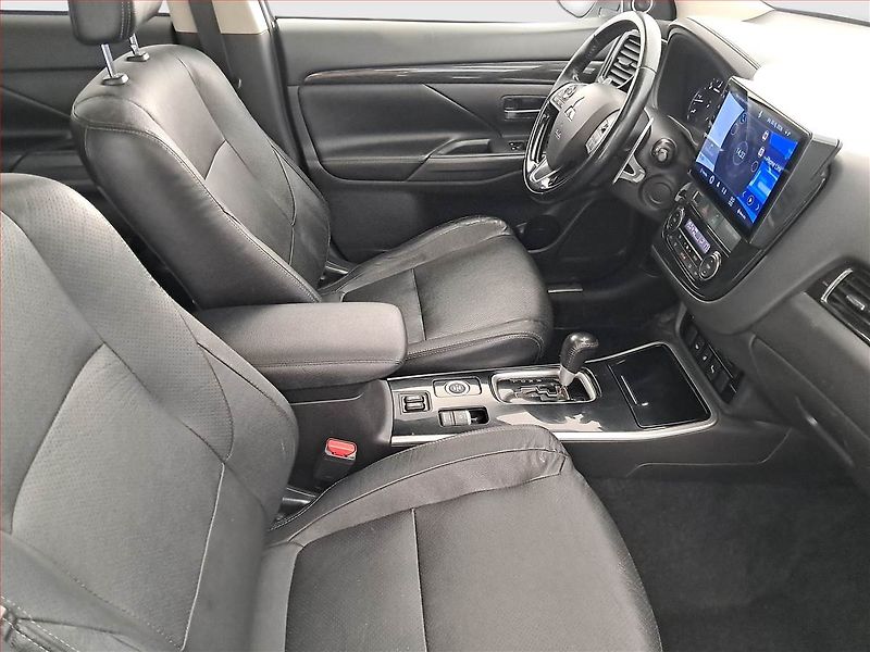 Mitsubishi Outlander (2017) Instyle 2.2 DI-D, 4X4 - fotka 9 z 17