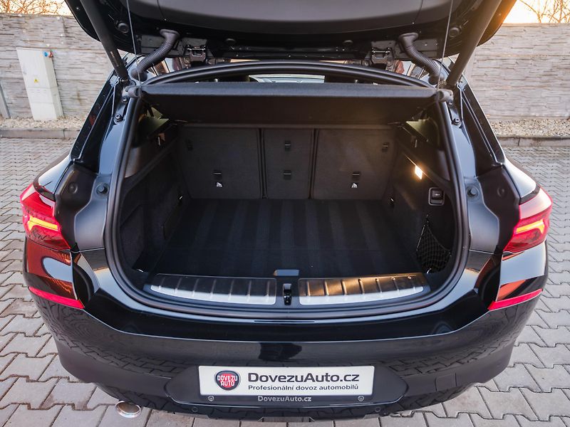 BMW X2 sDrive18i Advantage,ShadowLine - fotka 29 z 31
