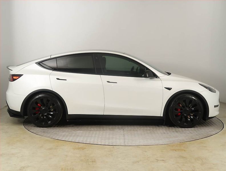 Tesla Model Y (2022) Performance 79kWh - fotka 6 z 21