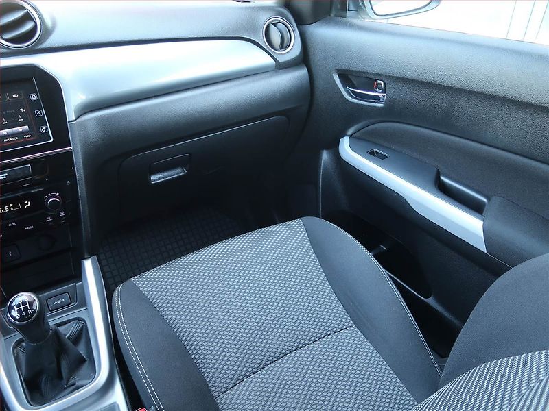 Suzuki Vitara (2015) 1.6 VVT, Navi, Tempomat - fotka 8 z 17