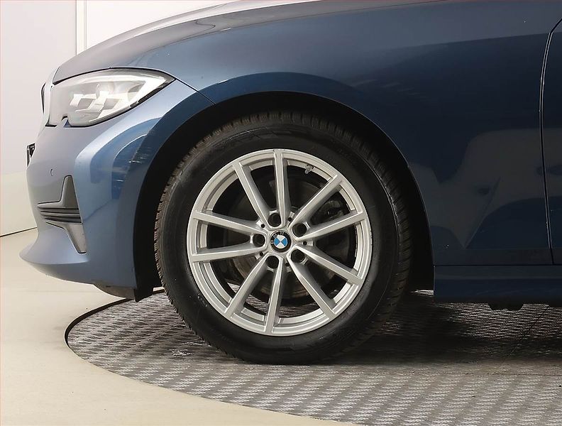 BMW Řada 3 (2021) Advantage 320 d xDrive - fotka 15 z 28