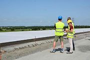 Pokládka betonové vrstvy vozovky je milníkem stavby dálnice D1 na úseku Říkovice - Přerov. Stavebníci ji zahájili tento týden.