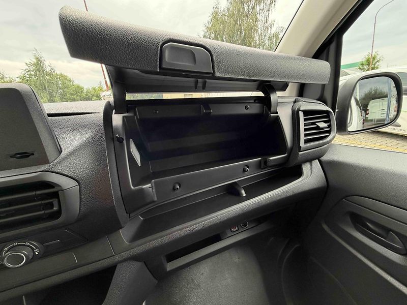 Peugeot Expert (2026) Combi L3 2.2 BlueHDi 150 MAN6 - fotka 21 z 22