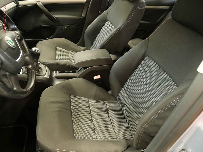 Škoda Octavia (2010) 1.6 TDi, Elegance, xenon - fotka 10 z 25