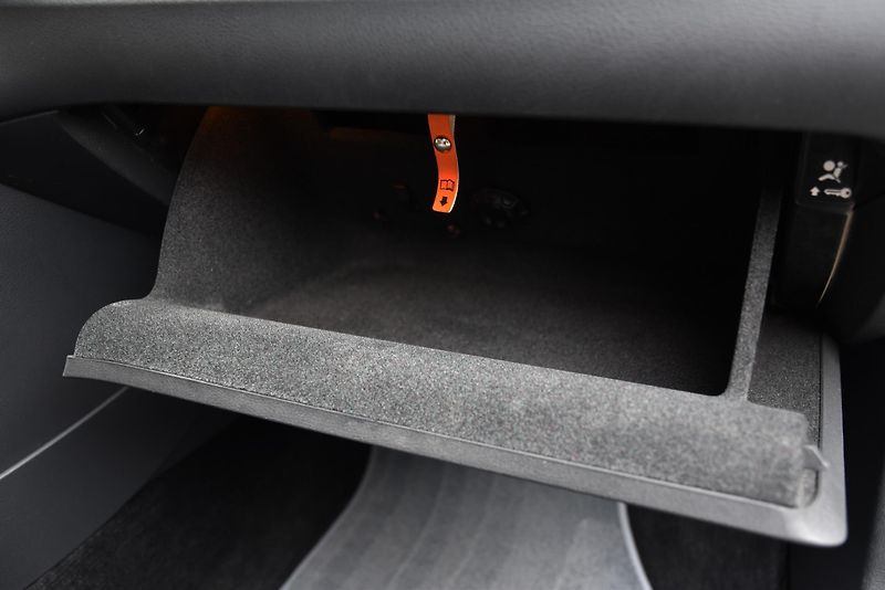 Volkswagen Passat 2.0 TDi CR COMFORTLINE, VÝHŘEV - fotka 41 z 50