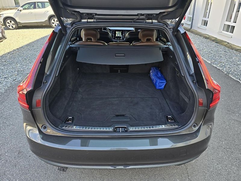 Volvo V90 221kW B6 4x4 R-DESIGN -DPH - fotka 40 z 45