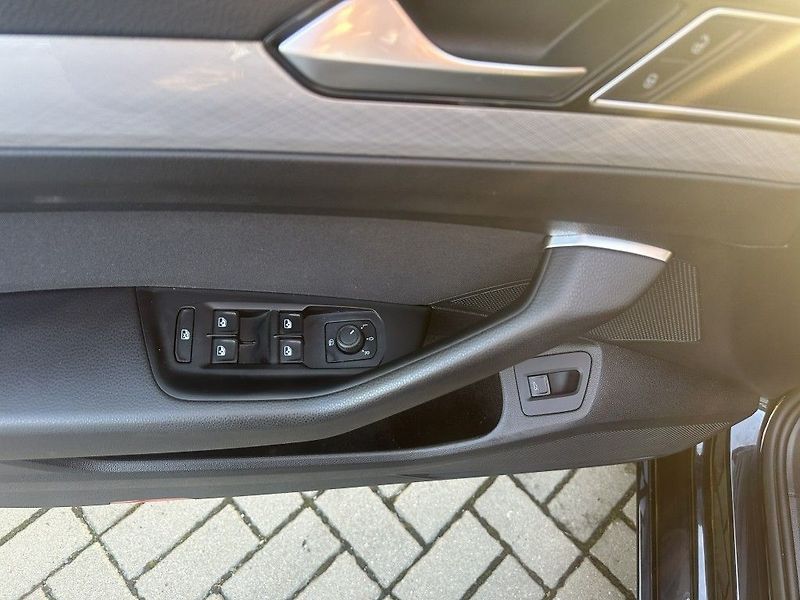 Volkswagen Passat 2.0 TDi 110kW Bussiness AT - fotka 17 z 28