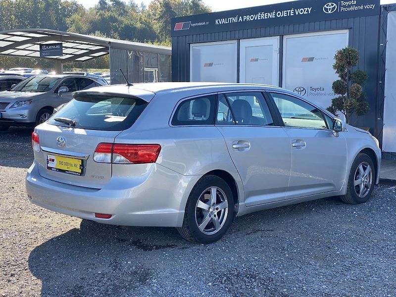 Toyota Avensis 1.6i, ČR, manual, 2x kola - fotka 7 z 13