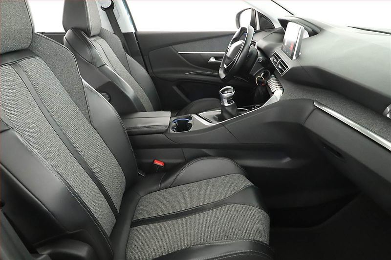 Peugeot 5008 (2018) Allure 1.6 BlueHDi, 7 míst - fotka 7 z 19