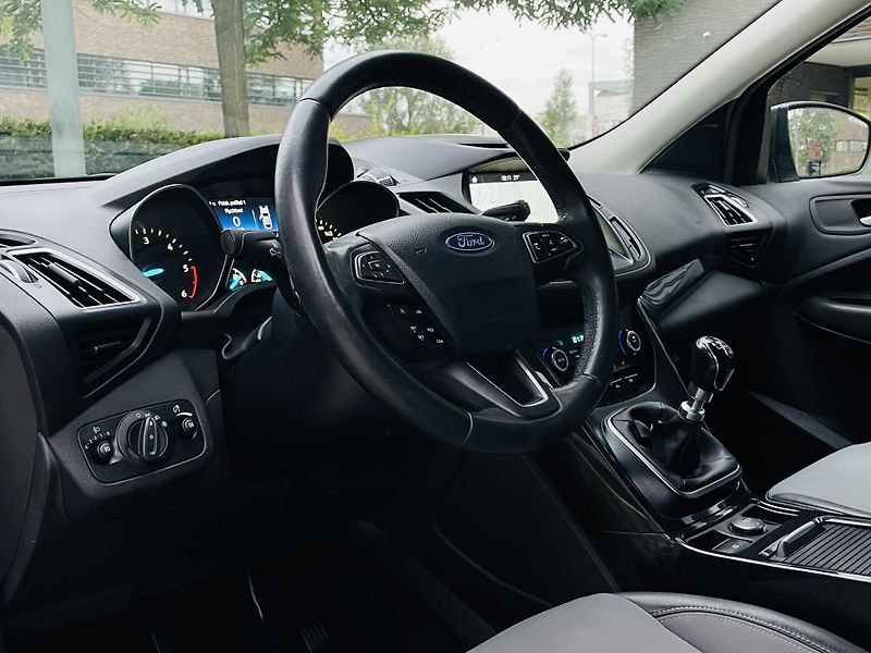 Ford Kuga 2.0TDCi MAN FACELIFT SERVISKA - fotka 26 z 45