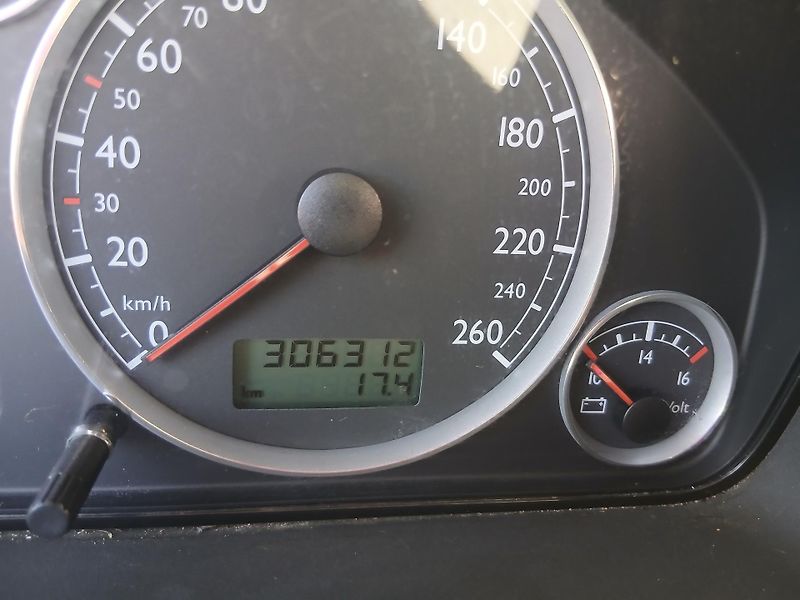 Volkswagen Sharan 2.0 TDI, 7 míst, tažné - fotka 21 z 35