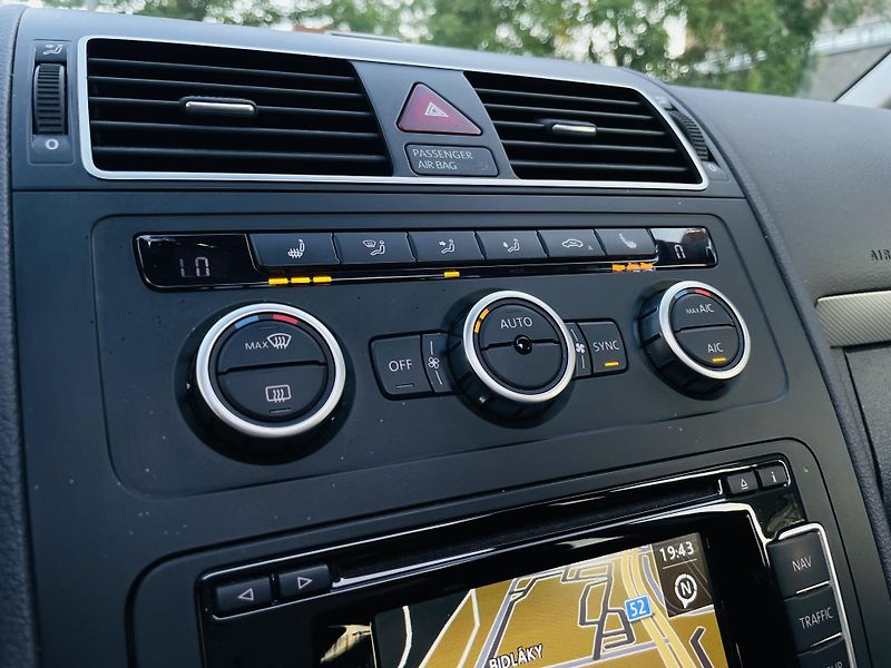 Volkswagen Touran 2.0TD MAN 7MÍST SERVISKA TAŽNÉ - fotka 39 z 48
